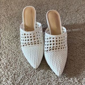 Shoe Dazzle White Mule Pumps